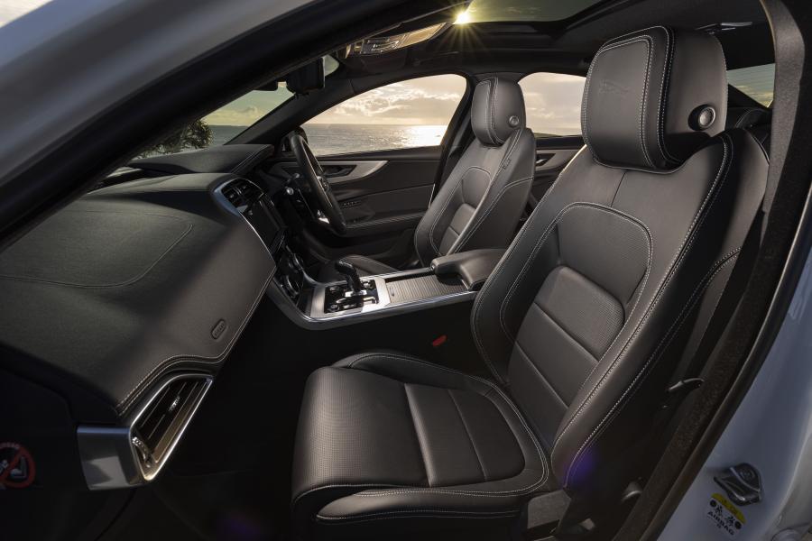 Интерьер Jaguar XE P300 R-Dynamic 2019 года  (AU) (фото 4 из 40)